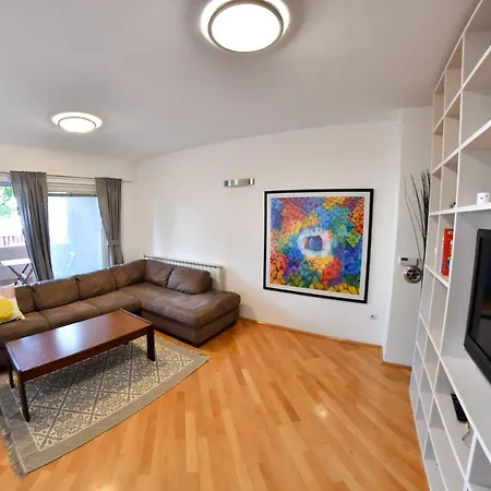 Апартаменты Spacious With Own Garden And Balcony Скопье