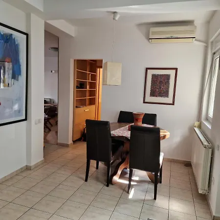 Spacious With Own Garden And Balcony Апартаменты Скопье