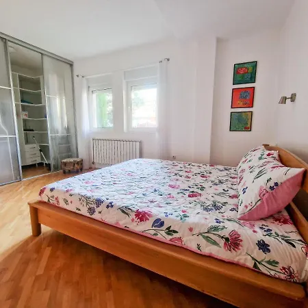 Apartament Spacious With Own Garden And Balcony *