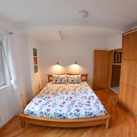 Апартаменты Spacious With Own Garden And Balcony *