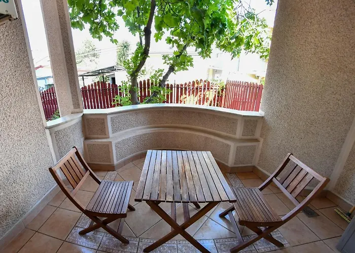 Spacious With Own Garden And Balcony