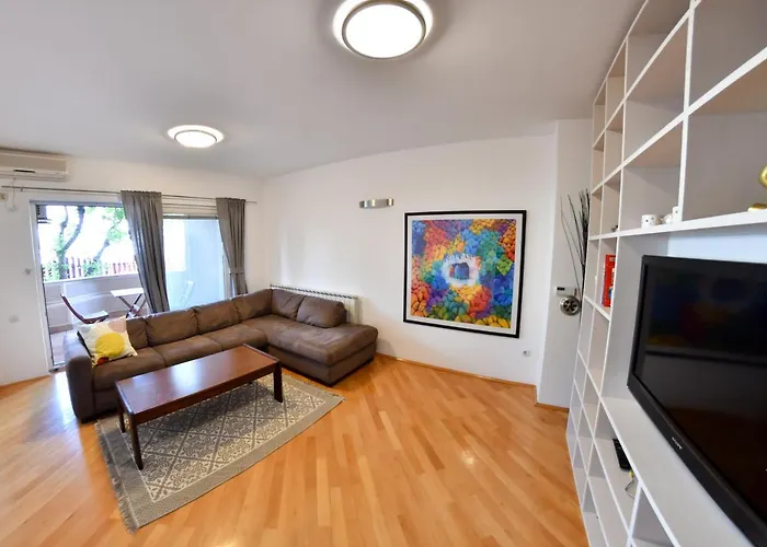 דירה Spacious With Own Garden And Balcony סקופיה