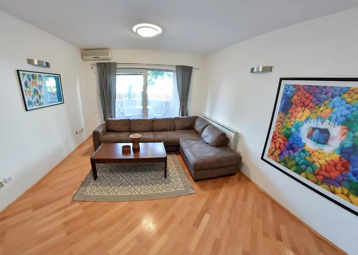 Spacious With Own Garden And Balcony דירה
