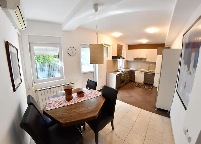 Spacious With Own Garden And Balcony * סקופיה